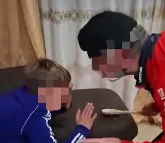 Colpisce il figlio con un cucchiaio e lo insulta: per il gip non basta per il carcere