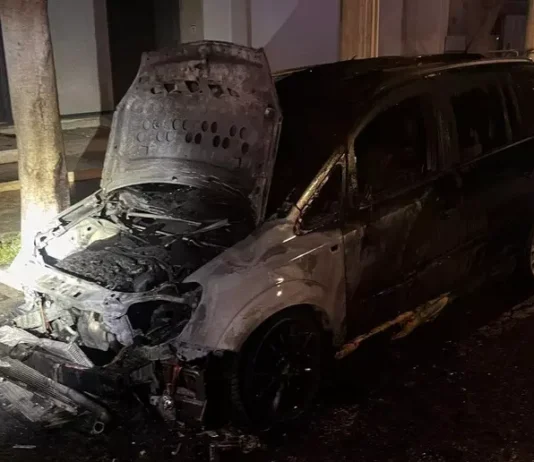 Auto distrutta da un incendio nella notte, indagini dei carabinieri