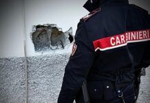 Furti nella notte: ladro braccato dai Carabinieri si nasconde in un cassonetto e viene arrestato in seguito