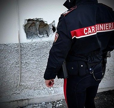Furti nella notte: ladro braccato dai Carabinieri si nasconde in un cassonetto e viene arrestato in seguito