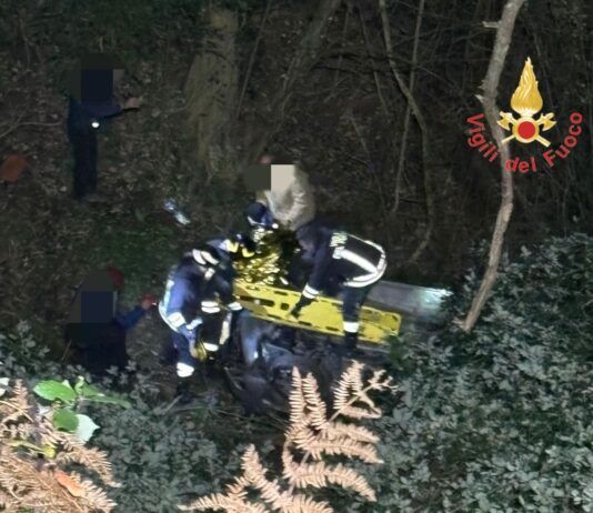 Incidente stradale – auto precipita in burrone: donna soccorsa dai Vigili del fuoco