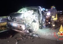 Scontro tra tre auto su Ss 18: due persone estratte dai Vigili del Fuoco