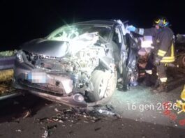 Scontro tra tre auto su Ss 18: due persone estratte dai Vigili del Fuoco
