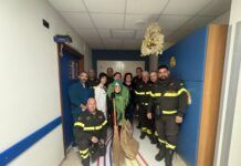 I Vigili del Fuoco di Polistena portano sorrisi e doni ai bambini del reparto di Pediatria