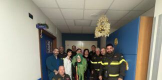 I Vigili del Fuoco di Polistena portano sorrisi e doni ai bambini del reparto di Pediatria