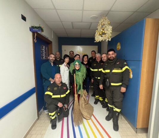 I Vigili del Fuoco di Polistena portano sorrisi e doni ai bambini del reparto di Pediatria