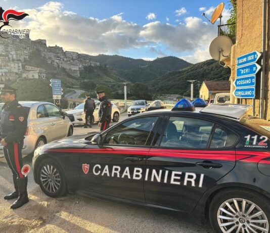 Minacce, coltelli e aggressioni: doppio arresto per violenza domestica
