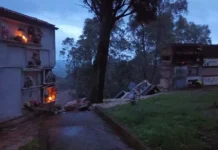 Calabria, maltempo fa crollare parte di un cimitero: bare trascinate in un burrone