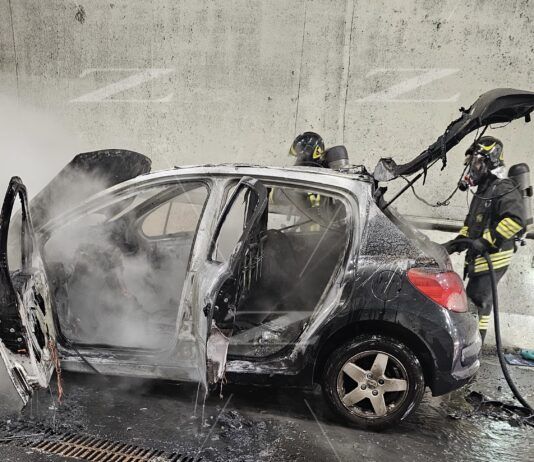 Auto in fiamme sull’A2 del Mediterraneo: incendio nella galleria Barritteri