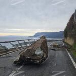 Tragedia sfiorata sulla Statale 18 tra Bagnara e Scilla, massi precipitano sulla carreggiata