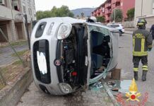 Scontro tra due auto, una si ribalta: intervento dei soccorsi e un ferito