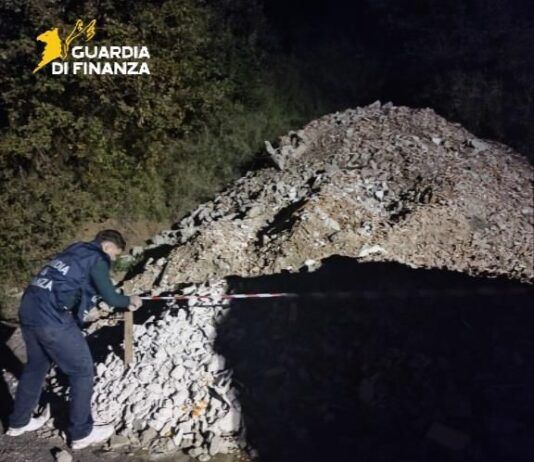 Scoperta attività abusiva di gestione rifiuti: sequestro di impianto e area vincolata