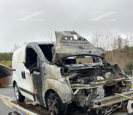 Furgone in fiamme sull’A2 tra Scilla e Bagnara: conducente salvo
