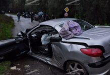 Asfalto bagnato, auto fuori strada: due ragazzi coinvolti