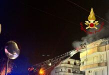 Incendio in abitazione nella notte, evacuata una palazzina: un ferito