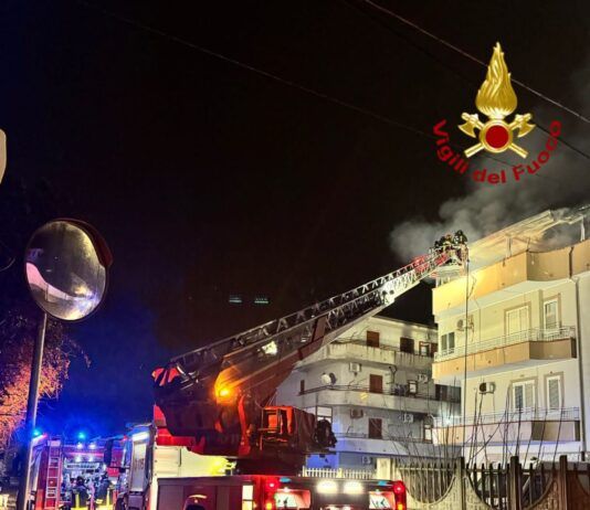 Incendio in abitazione nella notte, evacuata una palazzina: un ferito