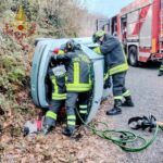 Paura sulla strada provinciale: auto si ribalta, donna estratta dalle lamiere