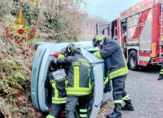 Paura sulla strada provinciale: auto si ribalta, donna estratta dalle lamiere