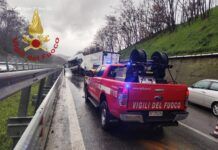 Incidente in autostrada – camion perde controllo: ferito conducente