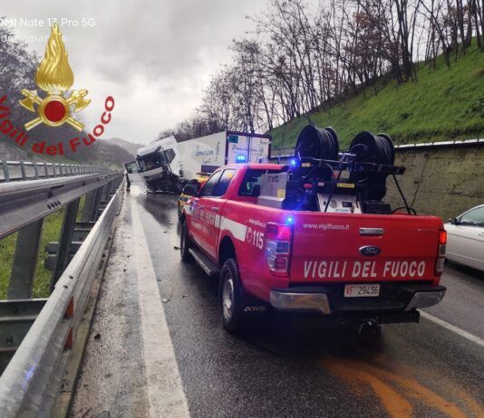 Incidente in autostrada – camion perde controllo: ferito conducente