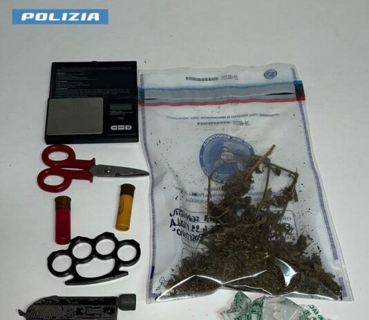 Arma clandestina e droga in casa: scattano gli arresti domiciliari