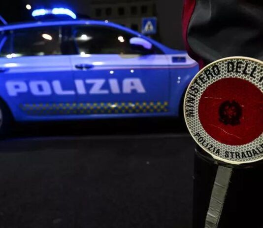 Rischio frontale sull’A2: veicolo contromano bloccato dagli agenti