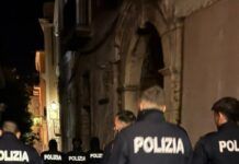 Agguato a colpi di pistola per la droga, due giovani arrestati