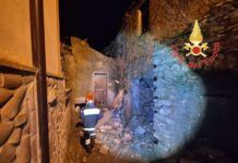 Crolla il tetto di un edificio: intervento dei Vigili del Fuoco