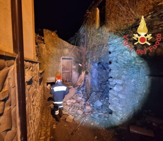 Crolla il tetto di un edificio: intervento dei Vigili del Fuoco