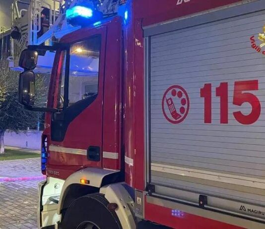 Tre auto distrutte da incendio – indagini delle Forze dell’ordine