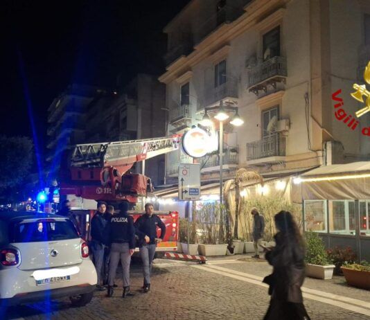 Incendio in un appartamento nella notte di ieri: evacuato un intero stabile, due persone salvate