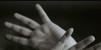 Donna incinta brutalmente picchiata e minacciata con katana: arrestato il marito