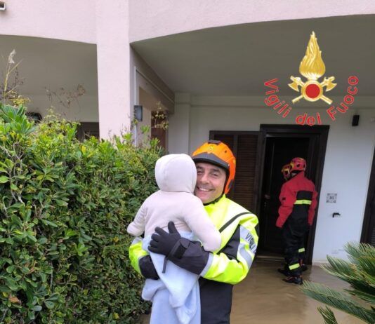 Esondazione fiume Crati – acqua invade abitazioni: famiglie evacuate