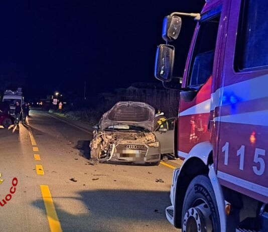 Incidente stradale sulla SS 106: tre feriti, intervento dei Vigili del Fuoco
