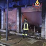 Vasto incendio in un’area commerciale: evacuate cinque persone, intervento dei Vigili del Fuoco