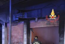 Vasto incendio in un’area commerciale: evacuate cinque persone, intervento dei Vigili del Fuoco