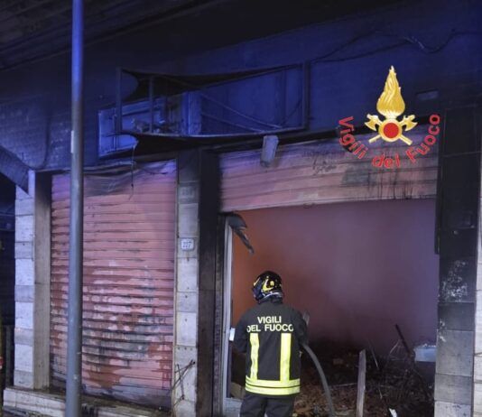 Vasto incendio in un’area commerciale: evacuate cinque persone, intervento dei Vigili del Fuoco