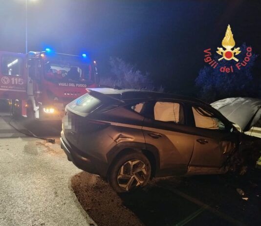 Incidente nella notte: auto si ribalta, ferito conducente