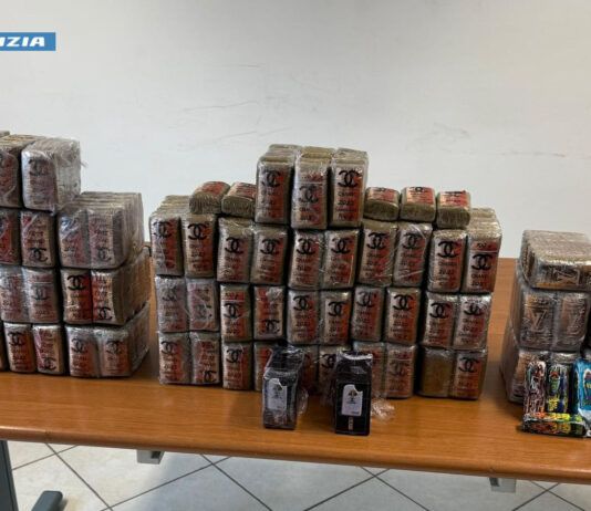 Bloccato sulla A2 con oltre 33 kg di hashish: arrestato