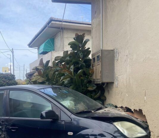 Rosarno – incidente nei pressi di Contrada Spartimento: auto finisce contro muro, un ferito