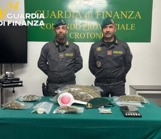 Oltre un chilo di marijuana in casa: arrestato dalla Guardia di Finanza