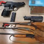 Controlli carabinieri sulle armi, sequestrati fucili, pistole, munizioni e polvere da sparo