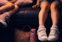 Carnevale da incubo: madre ubriaca lascia le figlie di 3 e 4 anni chiuse in auto