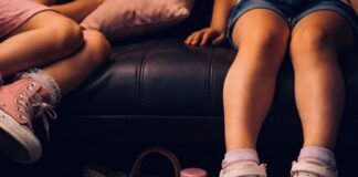 Carnevale da incubo: madre ubriaca lascia le figlie di 3 e 4 anni chiuse in auto