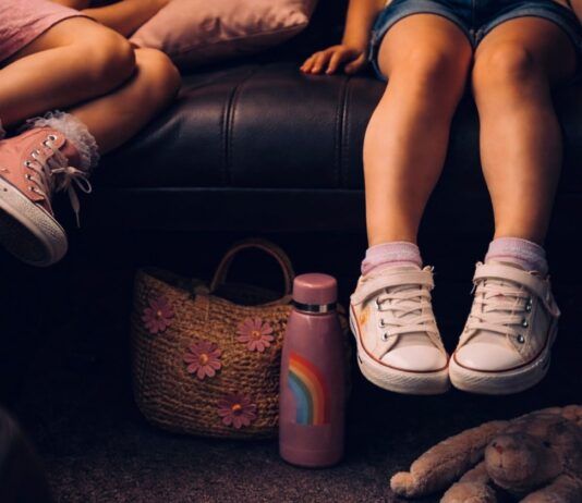 Carnevale da incubo: madre ubriaca lascia le figlie di 3 e 4 anni chiuse in auto