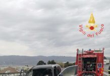 Auto in fiamme sulla SS280: intervento dei Vigili del Fuoco, nessun ferito