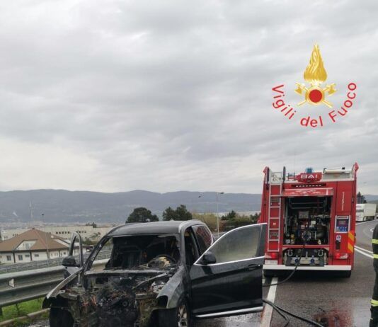 Auto in fiamme sulla SS280: intervento dei Vigili del Fuoco, nessun ferito