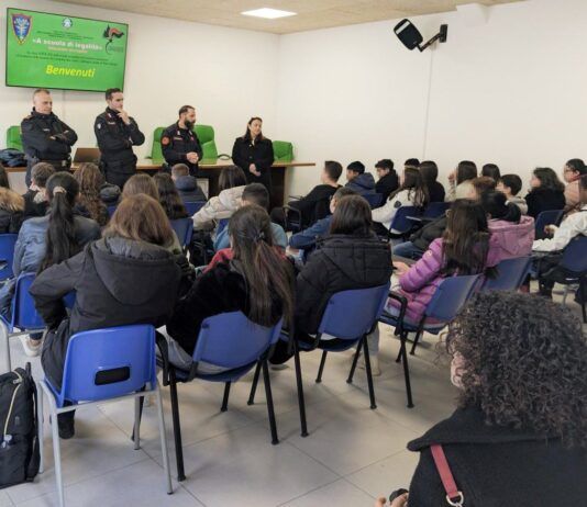 Carabinieri in cattedra con gli studenti: focus su bullismo e cyberbullismo