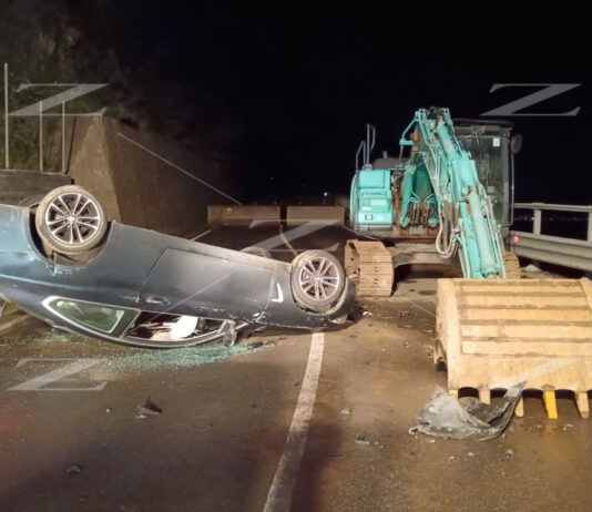 Incidente su Ss 18 – auto si schianta contro escavatore: due feriti