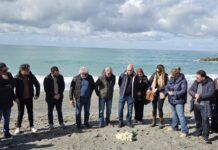 Fiori in mare per i migranti riaffiorati: il gesto della Flai Cgil Calabria ad Amantea